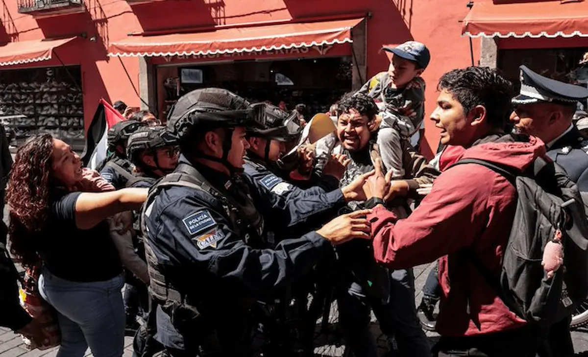 Hubo una confrontación verbal entre inconformes y agentes, sin detenciones ni heridos graves.