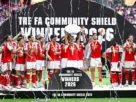Martin Odegaard, del Arsenal, levanta el trofeo tras la victoria de su equipo en la final de la FA Community Shield