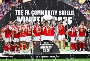 Martin Odegaard, del Arsenal, levanta el trofeo tras la victoria de su equipo en la final de la FA Community Shield