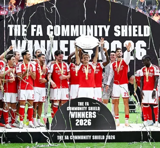 Martin Odegaard, del Arsenal, levanta el trofeo tras la victoria de su equipo en la final de la FA Community Shield