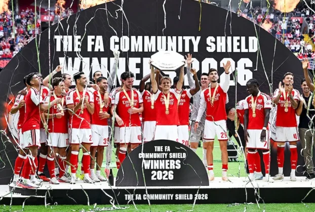 Martin Odegaard, del Arsenal, levanta el trofeo tras la victoria de su equipo en la final de la FA Community Shield