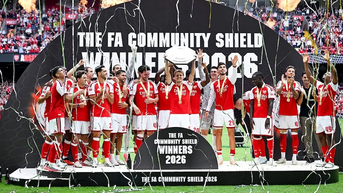 Martin Odegaard, del Arsenal, levanta el trofeo tras la victoria de su equipo en la final de la FA Community Shield
