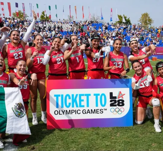 Jugadoras mexicanas de flag football celebran su boleto a los Olímpicos de los Angeles