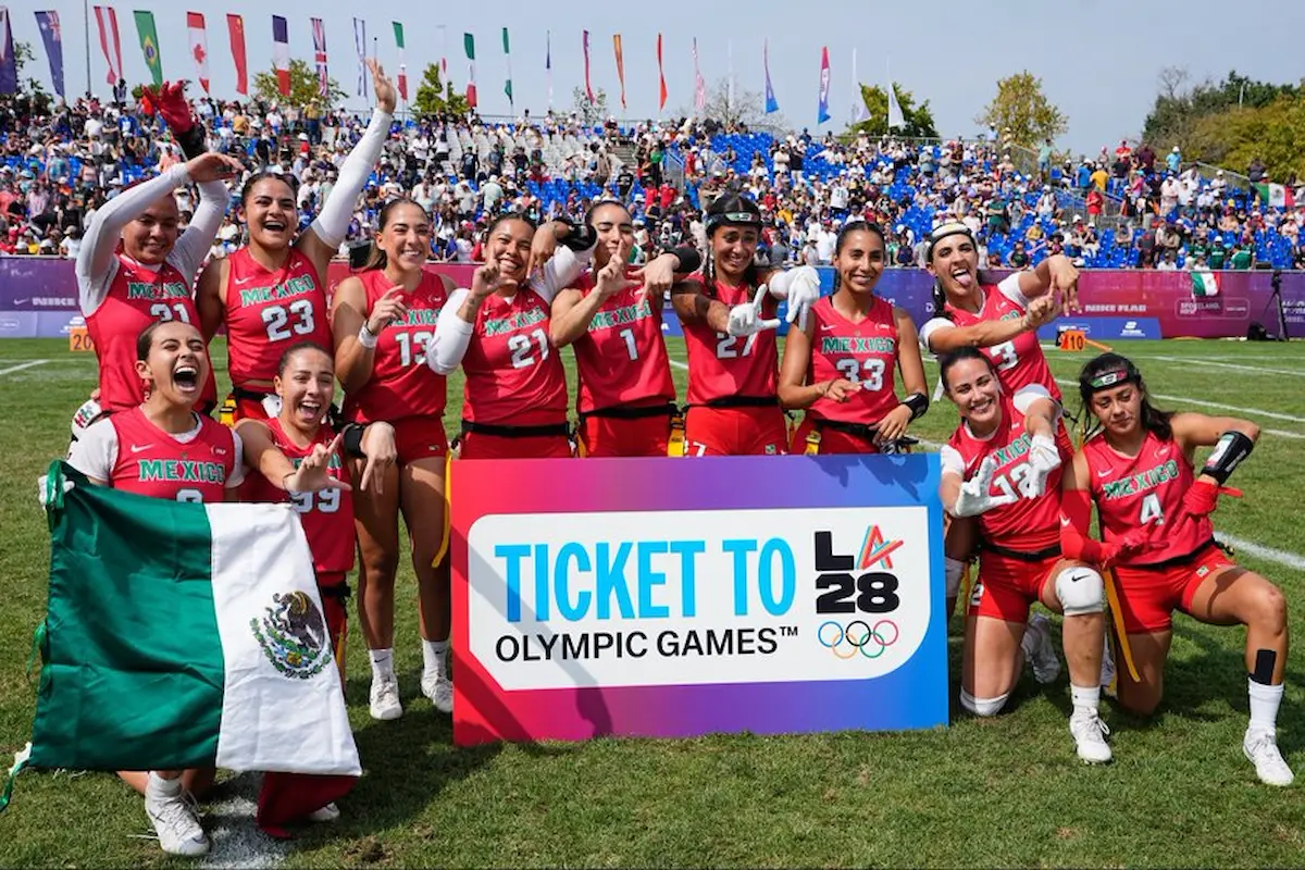 Jugadoras mexicanas de flag football celebran su boleto a los Olímpicos de los Angeles