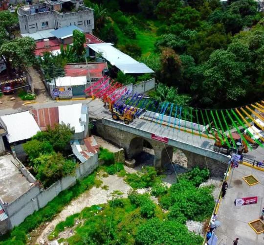 Puente vehicular en la junta auxiliar de San Miguel Canoa