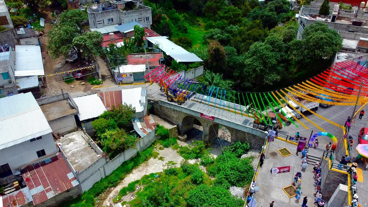 Puente vehicular en la junta auxiliar de San Miguel Canoa