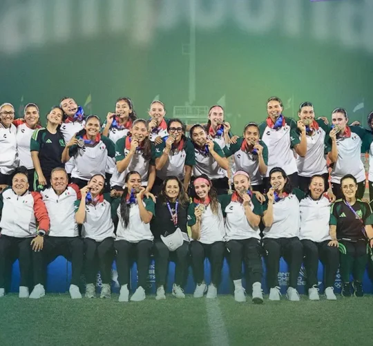 Selección femenil sub 23 con la medalla de oro