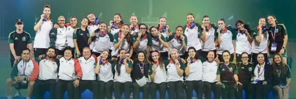 Selección femenil sub 23 con la medalla de oro