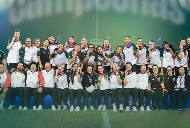 Selección femenil sub 23 con la medalla de oro