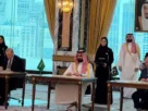 El presidente turco Recep Tayyip Erdogan, Príncipe heredero saudí Mohammed bin Salman y el primer ministro pakistaní Shehbaz Sharif firmando el Acuerdo Conjunto de Defensa de La Meca en Arabia Saudí.