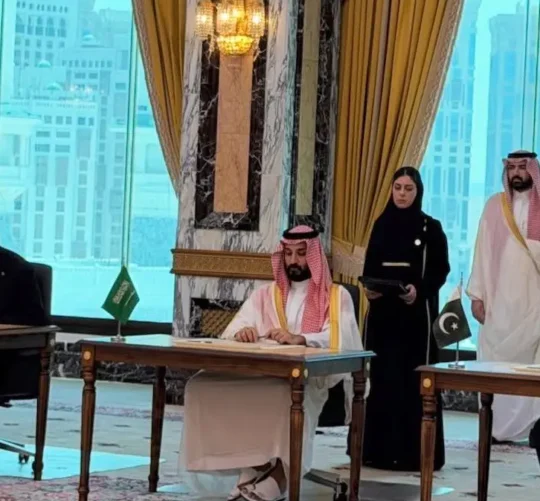El presidente turco Recep Tayyip Erdogan, Príncipe heredero saudí Mohammed bin Salman y el primer ministro pakistaní Shehbaz Sharif firmando el Acuerdo Conjunto de Defensa de La Meca en Arabia Saudí.