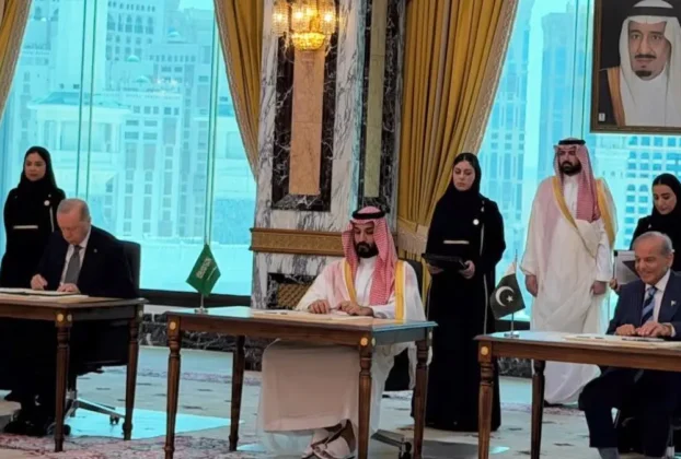 El presidente turco Recep Tayyip Erdogan, Príncipe heredero saudí Mohammed bin Salman y el primer ministro pakistaní Shehbaz Sharif firmando el Acuerdo Conjunto de Defensa de La Meca en Arabia Saudí.