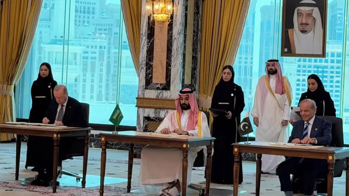 El presidente turco Recep Tayyip Erdogan, Príncipe heredero saudí Mohammed bin Salman y el primer ministro pakistaní Shehbaz Sharif firmando el Acuerdo Conjunto de Defensa de La Meca en Arabia Saudí.