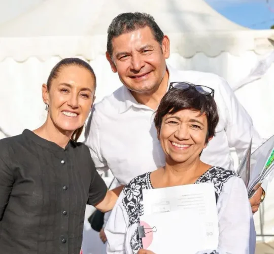 La presidenta Claudia Sheinbaum, el gobernador de Puebla, Alejandro Armenta hicieron entrega de escrituras