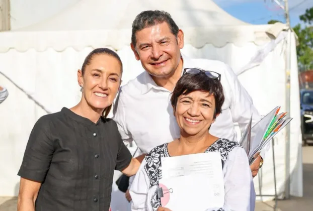 La presidenta Claudia Sheinbaum, el gobernador de Puebla, Alejandro Armenta hicieron entrega de escrituras