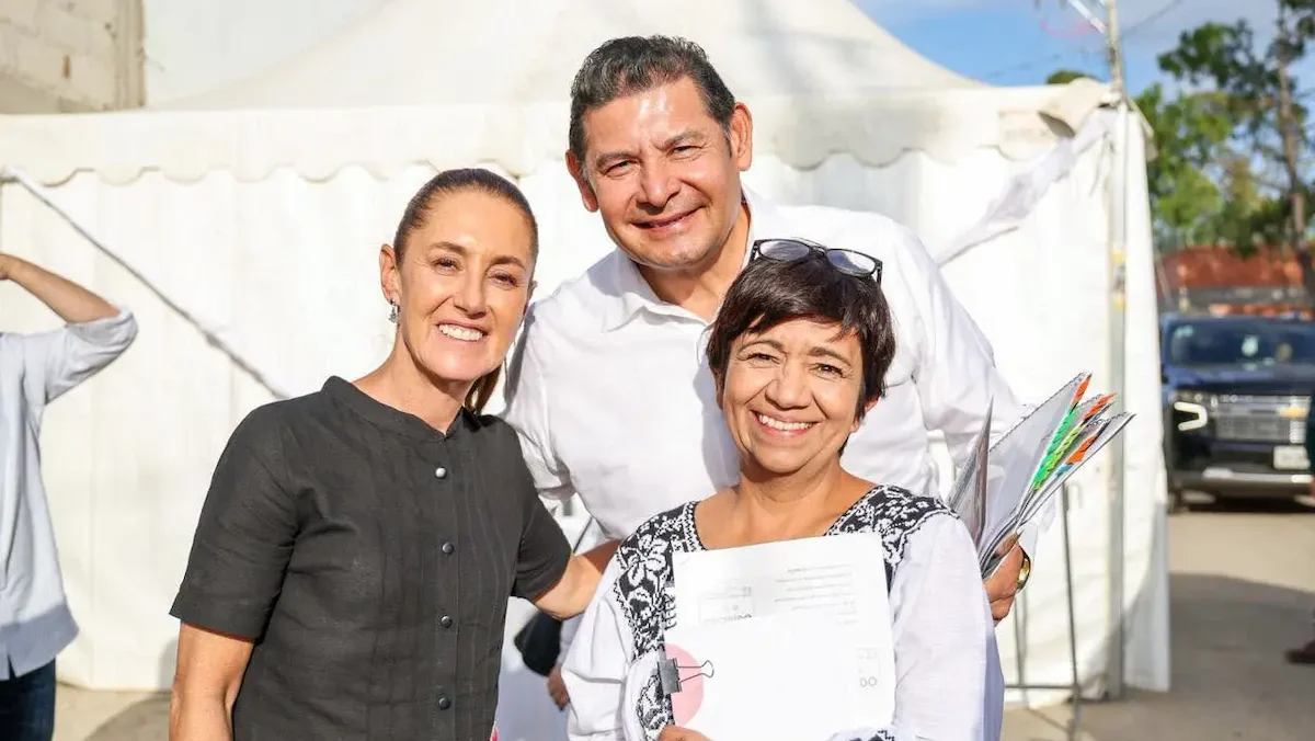 La presidenta Claudia Sheinbaum, el gobernador de Puebla, Alejandro Armenta hicieron entrega de escrituras