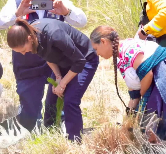 La mandataria encabezó un acto en el municipio poblano de San Nicolás de los Ranchos, una de las localidades más cercanas al Popocatépetl.
