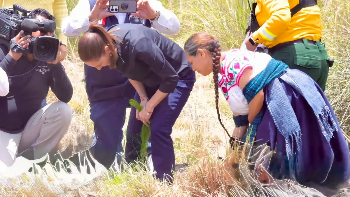 La mandataria encabezó un acto en el municipio poblano de San Nicolás de los Ranchos, una de las localidades más cercanas al Popocatépetl.
