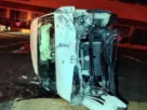 La camioneta Toyota involucrada terminó volcada sobre su costado, luego de ser proyectada varios metros hasta quedar dentro del estacionamiento del restaurante Los Cochinitos.