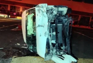 La camioneta Toyota involucrada terminó volcada sobre su costado, luego de ser proyectada varios metros hasta quedar dentro del estacionamiento del restaurante Los Cochinitos.