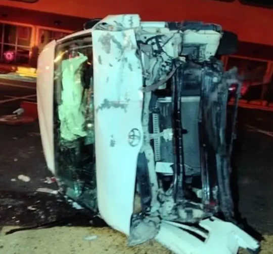 La camioneta Toyota involucrada terminó volcada sobre su costado, luego de ser proyectada varios metros hasta quedar dentro del estacionamiento del restaurante Los Cochinitos.