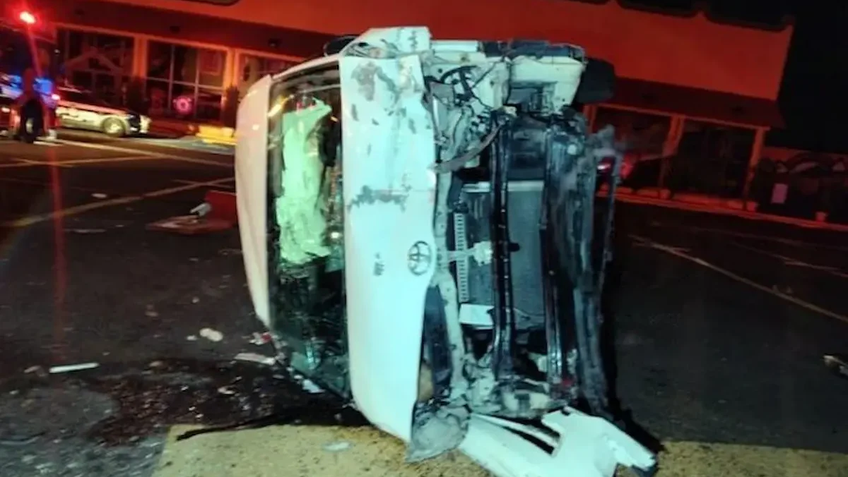 La camioneta Toyota involucrada terminó volcada sobre su costado, luego de ser proyectada varios metros hasta quedar dentro del estacionamiento del restaurante Los Cochinitos.