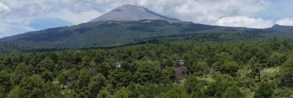 Paso de Cortés, situado entre los volcanes Popocatépetl e Iztaccíhuatl