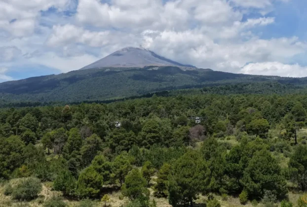 Paso de Cortés, situado entre los volcanes Popocatépetl e Iztaccíhuatl