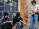 Aspirantes se encuentran a las afueras del Hotel Real de Minas Poliforum de León, lugar en donde se realizará el primer examen de control de ingreso a la UNAM.