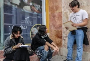 Aspirantes se encuentran a las afueras del Hotel Real de Minas Poliforum de León, lugar en donde se realizará el primer examen de control de ingreso a la UNAM.