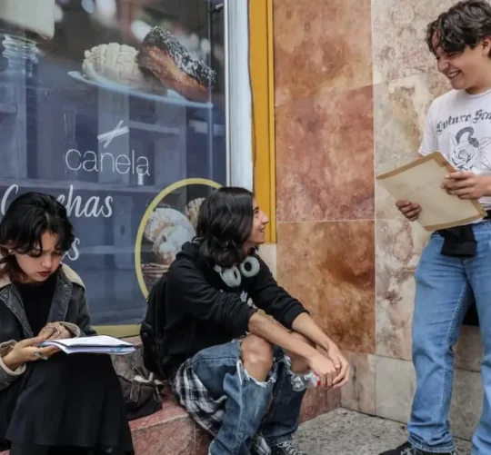 Aspirantes se encuentran a las afueras del Hotel Real de Minas Poliforum de León, lugar en donde se realizará el primer examen de control de ingreso a la UNAM.