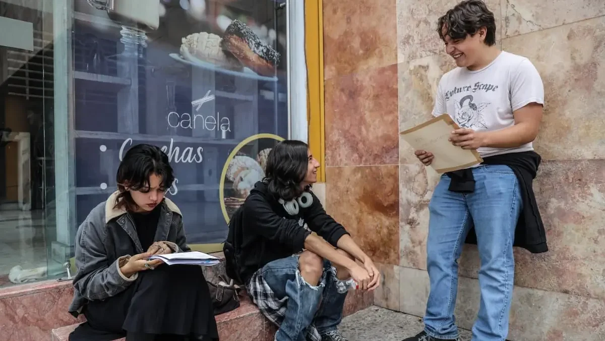 Aspirantes se encuentran a las afueras del Hotel Real de Minas Poliforum de León, lugar en donde se realizará el primer examen de control de ingreso a la UNAM.