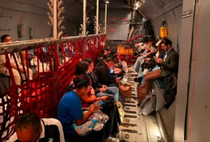 Las personas mexicanas arribaron a la Base Aérea Militar de Santa Lucía, en el Estado de México, a bordo de una aeronave C-130 Hércules de la Fuerza Aérea Mexicana (FAM)