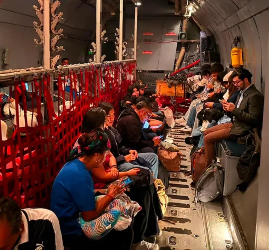 Las personas mexicanas arribaron a la Base Aérea Militar de Santa Lucía, en el Estado de México, a bordo de una aeronave C-130 Hércules de la Fuerza Aérea Mexicana (FAM)