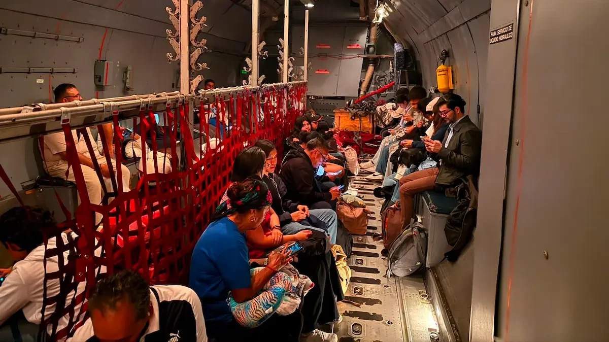 Las personas mexicanas arribaron a la Base Aérea Militar de Santa Lucía, en el Estado de México, a bordo de una aeronave C-130 Hércules de la Fuerza Aérea Mexicana (FAM)