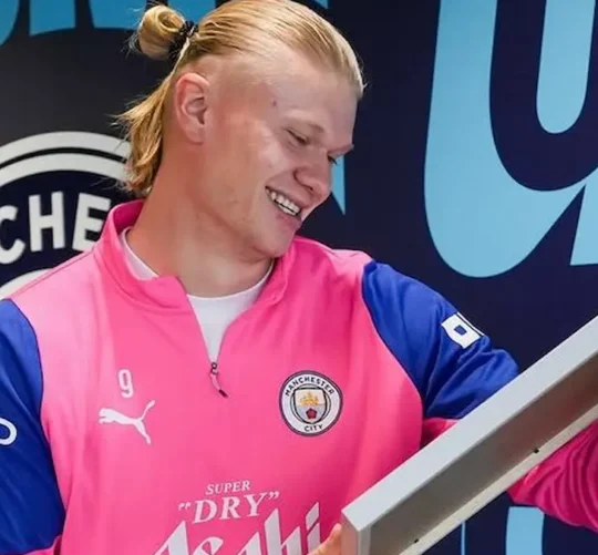 A sus 26 años, el delantero del Manchester City llega al comienzo de una nueva campaña como uno de los principales referentes ofensivos del futbol europeo y con la posibilidad de ampliar su colección de marcas.