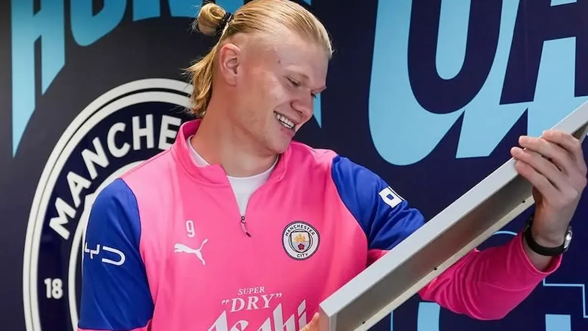 A sus 26 años, el delantero del Manchester City llega al comienzo de una nueva campaña como uno de los principales referentes ofensivos del futbol europeo y con la posibilidad de ampliar su colección de marcas.