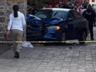 El vehículo, un Chevrolet Cavalier color azul, avanzó por el corredor peatonal