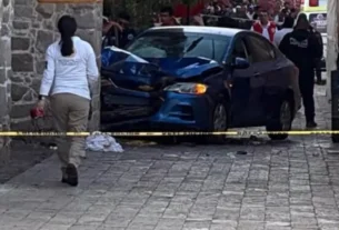 El vehículo, un Chevrolet Cavalier color azul, avanzó por el corredor peatonal