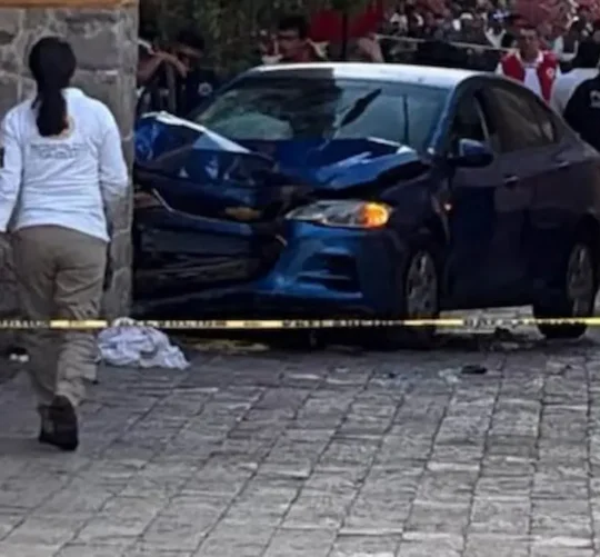 El vehículo, un Chevrolet Cavalier color azul, avanzó por el corredor peatonal