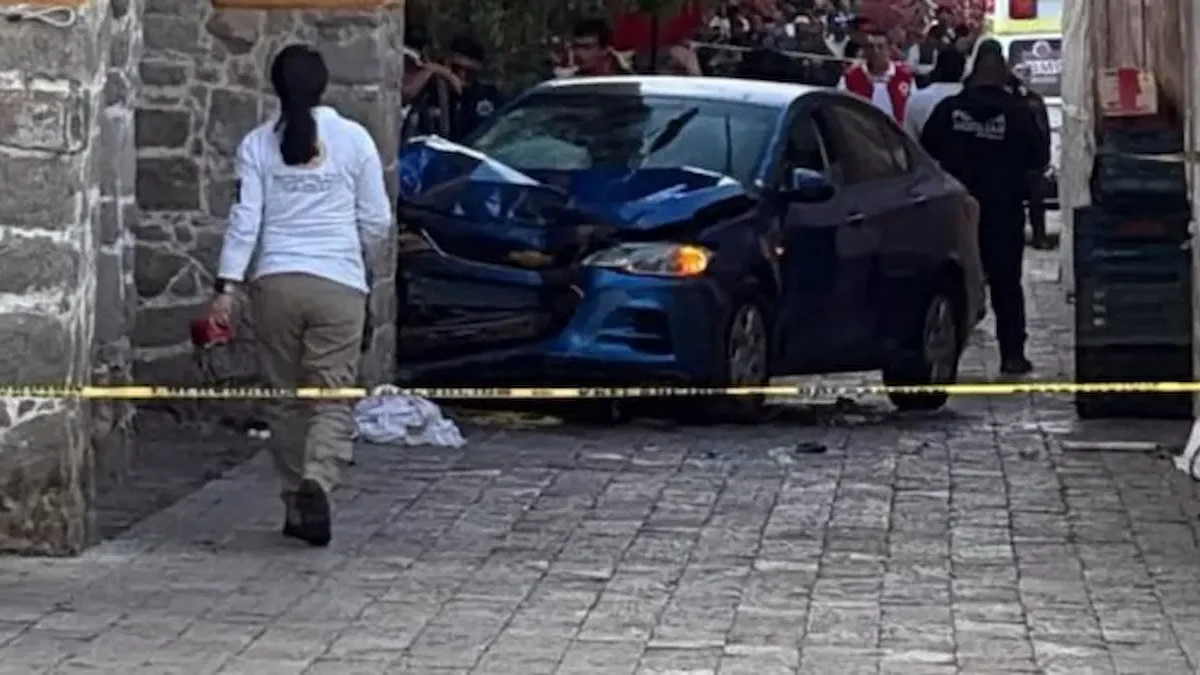 El vehículo, un Chevrolet Cavalier color azul, avanzó por el corredor peatonal