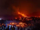 Turistas observan la erupción del volcán Etna