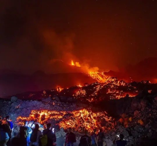 Turistas observan la erupción del volcán Etna