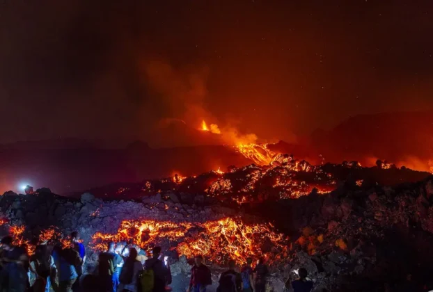 Turistas observan la erupción del volcán Etna
