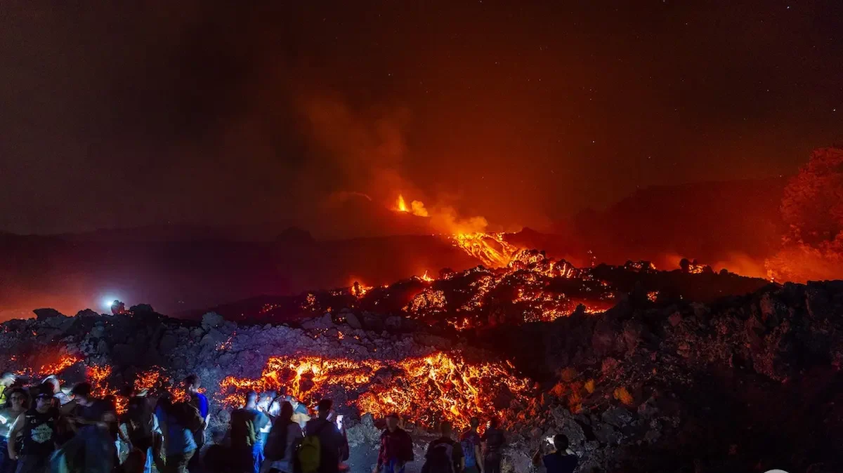 Turistas observan la erupción del volcán Etna