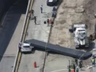 Una enorme estructura cayó sobre una camioneta justo frente al centro comercial Paseo Interlomas