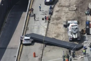 Una enorme estructura cayó sobre una camioneta justo frente al centro comercial Paseo Interlomas