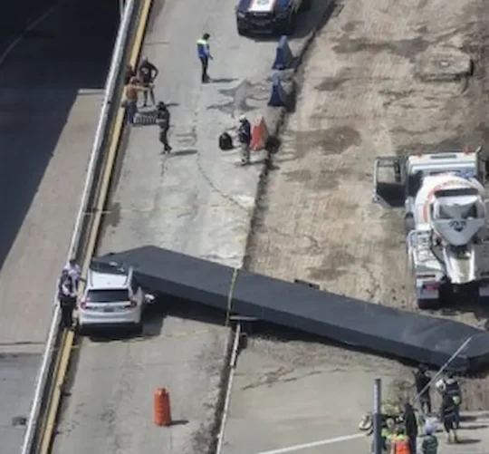 Una enorme estructura cayó sobre una camioneta justo frente al centro comercial Paseo Interlomas