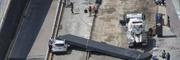 Una enorme estructura cayó sobre una camioneta justo frente al centro comercial Paseo Interlomas
