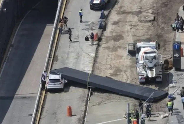 Una enorme estructura cayó sobre una camioneta justo frente al centro comercial Paseo Interlomas